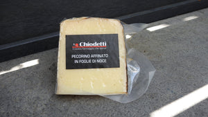 "Pecorino Falisco",  twalf manden behandeld op walnoot bladeren 170gr Prijs per kg